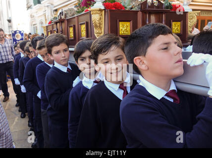 Kinder, die zu schweben, mit Jungfrau Maria, religiöse Kinderumzug, Karwoche, Semana Santa, Fuengirola, Malaga, Spanien. Stockfoto