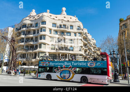 Tour Bus vor der berühmten La Pedrera Casa Mila oder Gebäude. Stockfoto