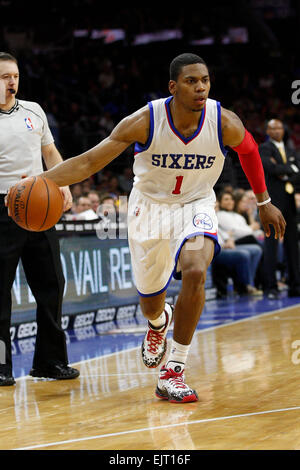 Überstunden. 30. März 2015. Philadelphia 76ers bewachen Glenn Robinson III (1) in Aktion während der NBA-Spiel zwischen den Los Angeles Lakers und die Philadelphia 76ers im Wells Fargo Center in Philadelphia, Pennsylvania. Die Los Angeles Lakers gewann 113-111 in der Overtime. © Csm/Alamy Live-Nachrichten Stockfoto