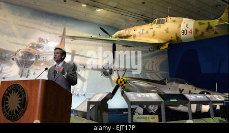 Washington, DC, USA. 31. März 2015. Präsident und CEO von Commemorative Air Force Stephan Brown spricht bei der Pressekonferenz von Arsenal of Democracy: Zweiter Weltkrieg Sieg Capitol Überführung National Air and Space Museum in Washington, D.C., Hauptstadt der Vereinigten Staaten, 31. März 2015. Die Vereinigten Staaten feiern den 70. Jahrestag des Sieges des zweiten Weltkriegs mit unterschiedlichen Anordnungen von US Weltkrieg Flugzeug geflogen über Washington, DC am 8. Mai Veranstalter sagte am Dienstag. © Bao Dandan/Xinhua/Alamy Live-Nachrichten Stockfoto