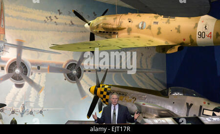 Washington, DC, USA. 31. März 2015. Präsident und CEO der allgemeinen Luftfahrt Hersteller Association Pete Bunce spricht bei der Pressekonferenz von Arsenal of Democracy: Zweiter Weltkrieg Sieg Capitol Überführung National Air and Space Museum in Washington, D.C., Hauptstadt der Vereinigten Staaten, 31. März 2015. Die Vereinigten Staaten feiern den 70. Jahrestag des Sieges des zweiten Weltkriegs mit unterschiedlichen Anordnungen von US Weltkrieg Flugzeug geflogen über Washington, DC am 8. Mai Veranstalter sagte am Dienstag. © Bao Dandan/Xinhua/Alamy Live-Nachrichten Stockfoto