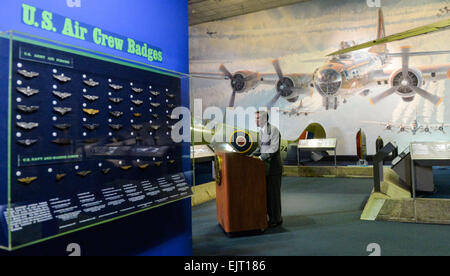 Washington, DC, USA. 31. März 2015. Präsident und CEO von Commemorative Air Force Stephan Brown spricht bei der Pressekonferenz von Arsenal of Democracy: Zweiter Weltkrieg Sieg Capitol Überführung National Air and Space Museum in Washington, D.C., Hauptstadt der Vereinigten Staaten, 31. März 2015. Die Vereinigten Staaten feiern den 70. Jahrestag des Sieges des zweiten Weltkriegs mit unterschiedlichen Anordnungen von US Weltkrieg Flugzeug geflogen über Washington, DC am 8. Mai Veranstalter sagte am Dienstag. © Bao Dandan/Xinhua/Alamy Live-Nachrichten Stockfoto