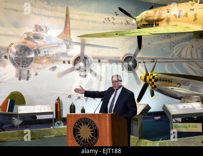 Washington, DC, USA. 31. März 2015. Präsident und CEO der allgemeinen Luftfahrt Hersteller Association Pete Bunce spricht bei der Pressekonferenz von Arsenal of Democracy: Zweiter Weltkrieg Sieg Capitol Überführung National Air and Space Museum in Washington, D.C., Hauptstadt der Vereinigten Staaten, 31. März 2015. Die Vereinigten Staaten feiern den 70. Jahrestag des Sieges des zweiten Weltkriegs mit unterschiedlichen Anordnungen von US Weltkrieg Flugzeug geflogen über Washington, DC am 8. Mai Veranstalter sagte am Dienstag. © Bao Dandan/Xinhua/Alamy Live-Nachrichten Stockfoto