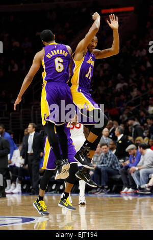 Überstunden. 30. März 2015. Los Angeles Lakers weiterleiten Wesley Johnson (11) springt in die Luft zu feiern mit Wächter Jordan Clarkson (6) während der NBA-Spiel zwischen den Los Angeles Lakers und die Philadelphia 76ers im Wells Fargo Center in Philadelphia, Pennsylvania. Die Los Angeles Lakers gewann 113-111 in der Overtime. © Csm/Alamy Live-Nachrichten Stockfoto