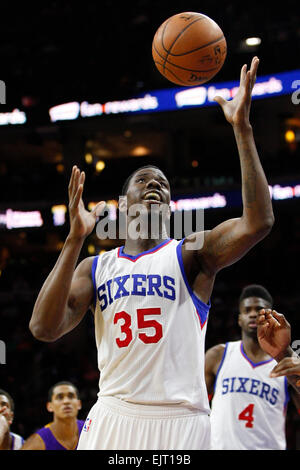 Überstunden. 30. März 2015. Philadelphia 76ers center Henry Sims (35) reicht für den Ball während der NBA-Spiel zwischen den Los Angeles Lakers und die Philadelphia 76ers im Wells Fargo Center in Philadelphia, Pennsylvania. Die Los Angeles Lakers gewann 113-111 in der Overtime. © Csm/Alamy Live-Nachrichten Stockfoto