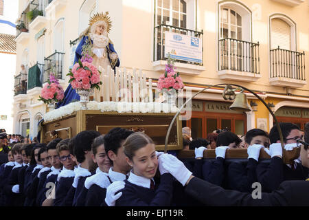 Kinder, die zu schweben, mit Jungfrau Maria, religiöse Kinderumzug, Karwoche, Semana Santa, Fuengirola, Malaga, Spanien. Stockfoto