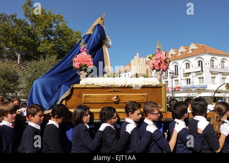 Kinder, die zu schweben, mit Jungfrau Maria, religiöse Kinderumzug, Karwoche, Semana Santa, Fuengirola, Malaga, Spanien. Stockfoto