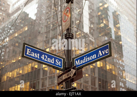 Ecke 42nd Street und Madison Avenue in Midtown Manhattan, New York city Stockfoto