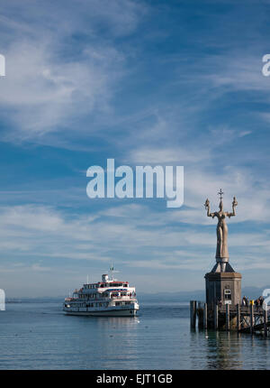 Ein Fahrgastschiff auf dem Bodensee nähert sich der Hafen von Konstanz (Deutschland), mit der Statue "Imperia" an der Pier. Stockfoto