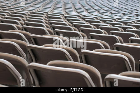 Array von viele leere Plätze auf der Tribüne des Olympiastadions in Berlin, Deutschland. Stockfoto