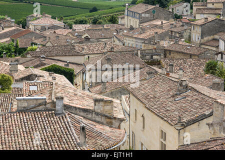 Blick vom Kirchturm in St. Emilion von den gekachelten Dächern. Stockfoto