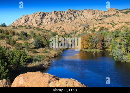 Post Oak Creek wird Post Oak See mit Elk Mountain im Hintergrund. Stockfoto