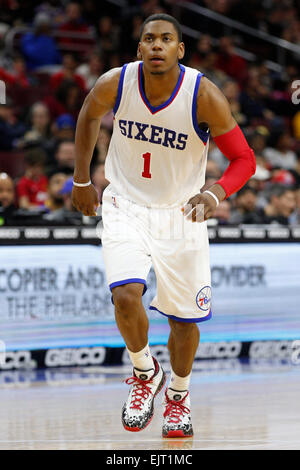 Überstunden. 30. März 2015. Philadelphia 76ers bewachen Glenn Robinson III (1) in Aktion während der NBA-Spiel zwischen den Los Angeles Lakers und die Philadelphia 76ers im Wells Fargo Center in Philadelphia, Pennsylvania. Die Los Angeles Lakers gewann 113-111 in der Overtime. © Csm/Alamy Live-Nachrichten Stockfoto