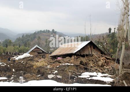 Srinagar, Kaschmir. 31. März 2015. Beschädigte Wohnhäuser werden im Laden in der Chadoora Region der indisch verwalteten Teil Kaschmirs auf 31. März 2015 gesehen. 16 Menschen starben, darunter eine Woche alten Baby nach ein Erdrutsch ausgelöst durch starke Regenfälle mehrere begraben Haus Kredit: NISARGMEDIA/Alamy Live News Stockfoto