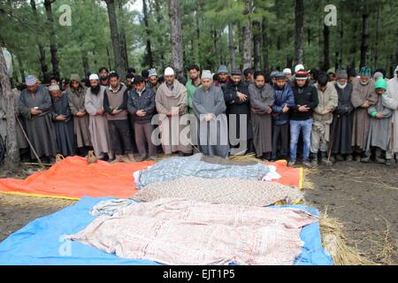 Srinagar, Kaschmir. 31. März 2015. Dorfbewohner bieten Beerdigung Gebete im Laden in der Chadoora Region der indisch verwalteten Teil Kaschmirs am 31. März 2015. 16 Menschen starben einschließlich eine Woche alten Baby nach ein Erdrutsch ausgelöst durch starke Regenfälle mehrere Häuser begraben. Bildnachweis: NISARGMEDIA/Alamy Live-Nachrichten Stockfoto