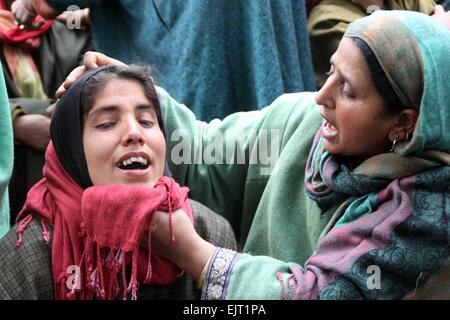 Srinagar, Kaschmir. 31. März 2015. Kashmiri Frauen trauern in der Nähe des Erdrutsches in Laden in der Chadoora Region der indisch verwalteten Teil Kaschmirs am 31. März 2015. 16 Menschen starben einschließlich eine Woche alten Baby nach ein Erdrutsch ausgelöst durch starke Regenfälle mehrere Häuser begraben. Bildnachweis: NISARGMEDIA/Alamy Live-Nachrichten Stockfoto