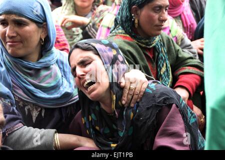 Srinagar, Kaschmir. 31. März 2015. Kashmiri Frauen trauern in der Nähe des Erdrutsches in Laden in der Chadoora Region der indisch verwalteten Teil Kaschmirs am 31. März 2015. 16 Menschen starben einschließlich eine Woche alten Baby nach ein Erdrutsch ausgelöst durch starke Regenfälle mehrere Häuser begraben. (Credit: NISARGMEDIA/Alamy Live-Nachrichten Stockfoto