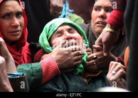 Srinagar, Kaschmir. 31. März 2015. Kashmiri Frauen trauern in der Nähe des Erdrutsches in Laden in der Chadoora Region der indisch verwalteten Teil Kaschmirs am 31. März 2015. 16 Menschen starben einschließlich eine Woche alten Baby nach ein Erdrutsch ausgelöst durch starke Regenfälle mehrere Häuser begraben. Bildnachweis: NISARGMEDIA/Alamy Live-Nachrichten Stockfoto