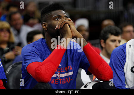 Überstunden. 30. März 2015. Philadelphia 76ers Zentrum blickt Judy Noel (4) auf von der Bank in das NBA-Spiel zwischen den Los Angeles Lakers und die Philadelphia 76ers im Wells Fargo Center in Philadelphia, Pennsylvania. Die Los Angeles Lakers gewann 113-111 in der Overtime. © Csm/Alamy Live-Nachrichten Stockfoto