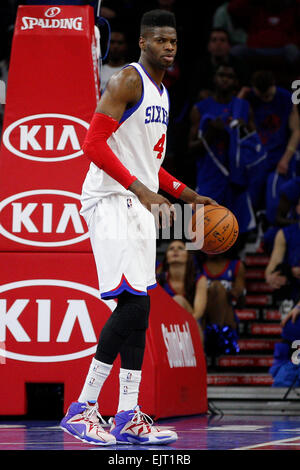 Überstunden. 30. März 2015. Philadelphia 76ers Zentrum sieht Judy Noel (4) während der NBA-Spiel zwischen den Los Angeles Lakers und die Philadelphia 76ers im Wells Fargo Center in Philadelphia, Pennsylvania. Die Los Angeles Lakers gewann 113-111 in der Overtime. © Csm/Alamy Live-Nachrichten Stockfoto