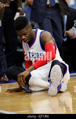 Überstunden. 30. März 2015. Philadelphia 76ers Zentrum blickt Judy Noel (4) auf das Gericht während der NBA-Spiel zwischen den Los Angeles Lakers und die Philadelphia 76ers im Wells Fargo Center in Philadelphia, Pennsylvania. Die Los Angeles Lakers gewann 113-111 in der Overtime. © Csm/Alamy Live-Nachrichten Stockfoto