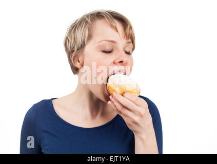 Junge Frau Essen einen Donut, isoliert auf weiss Stockfoto