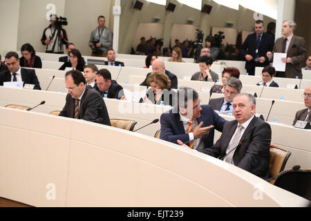 Sarajevo, Bosnien und Herzegowina. 31. März 2015. Mitglieder des House Of Representatives des Parlaments von Bosnien und Herzegowina (BiH) folgen die Sitzung im Parlamentsgebäude in Sarajevo, Bosnien und Herzegowina, am 31. März 2015. Das Parlament von Bosnien und Herzegowina am Dienstag hat die Bildung des Ministerrates oder Landesregierung, unter der Leitung von Denis Zvizdic, sechs Monate nach den Parlamentswahlen. © Haris Memija/Xinhua/Alamy Live-Nachrichten Stockfoto