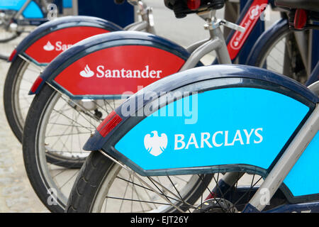 LONDON, UK - 28. März: Detail von Boris Bikes in der Schlange. 28. März 2015 in London. Am 27. Februar 2015. Bürgermeister Boris Johnson gesichert Stockfoto