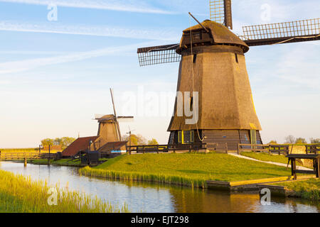 Traditionellen Windmühlen neben einem Kanal, Schermerhorn, Nordholland, Niederlande Stockfoto