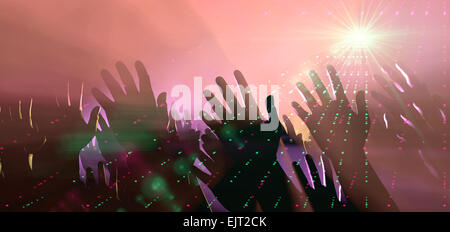 Eine Menge Sicht auf Handzeichen von der Kampffläche Masse durchsetzt von bunten Scheinwerfern und eine rauchige Atmosphäre Stockfoto