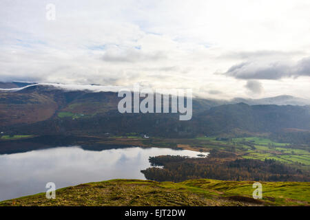 Oben an den Aufstieg zum Catbells, Blick von der westlichen Seite des Derwent Water auf der Süd-Ost Stockfoto