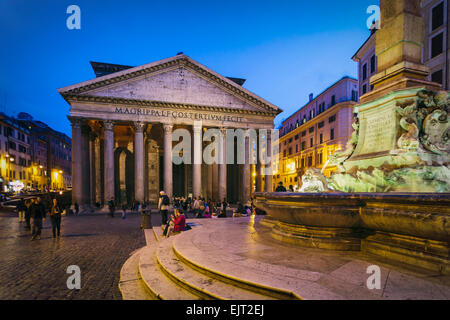 Rom, Italien.  Das Pantheon in der Piazza della Rotonda. Stockfoto