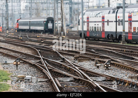 Zwei Züge der Schweizerischen Bundesbahnen SBB verlassen beschäftigt Hauptbahnhof Zürich mit seinen vielen Eisenbahnknotenpunkte und Signale. Stockfoto