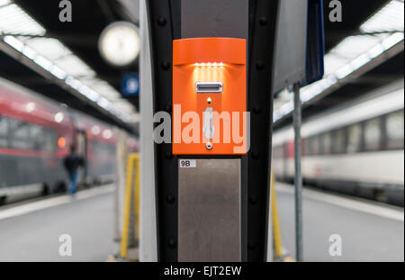 Validator Fahrkartenautomat für Bahntickets auf einer Plattform des Hauptbahnhofs Zürich, Schweiz. Stockfoto