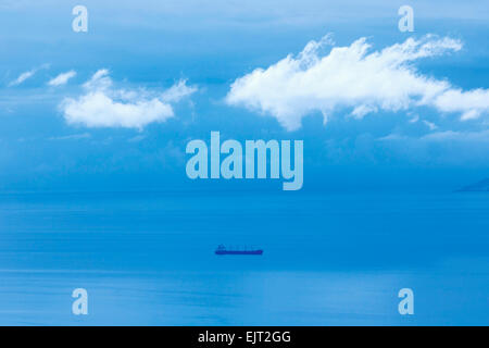 Schiff vorbei durch die Meerenge von Gibraltar, Andalusien, Südspanien.  Marokko im Hintergrund. Stockfoto