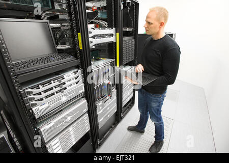 Es Berater überwacht Server im Rechenzentrum Stockfoto