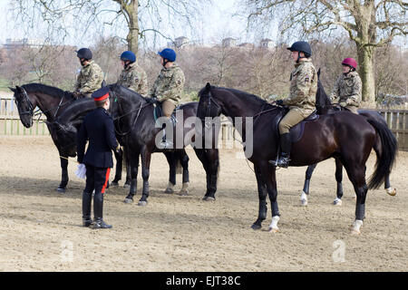 Soldaten zu Pferde auf den Haushalt Kavallerie-Trainingsgelände Stockfoto