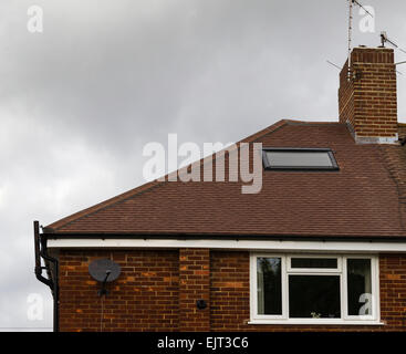 Ein neues Dach auf einem Semi-Familienhaus-Haus zeigt neue Fliesen und andere typische Funktionen angezeigt. Stockfoto