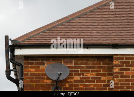 Ein neues Dach auf einem Semi-Familienhaus-Haus zeigt neue Fliesen und andere typische Funktionen angezeigt. Stockfoto