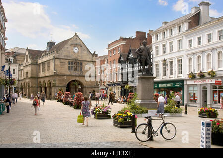 Allgemeine, weite Aussicht von Menschen genießen das warme Wetter auf dem Platz im Zentrum der Stadt Shrewsbury, Shropshire, Großbritannien. Sommer 2014. Stockfoto