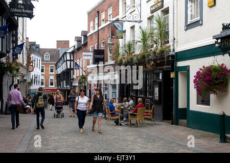 Fußgänger und al-fresco-Gäste genießen das warme Wetter in Metzger-Reihe, einer der vielen schönen Straßen im Stadtzentrum von Shrewsbury, Shropshire. Stockfoto