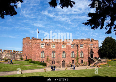 Allgemein, großem Betrachtungswinkel von Shrewsbury Schloss im Zentrum der Stadt im Sommer 2014. Der Himmel ist blau und Besucher genießen die Attraktion. Stockfoto