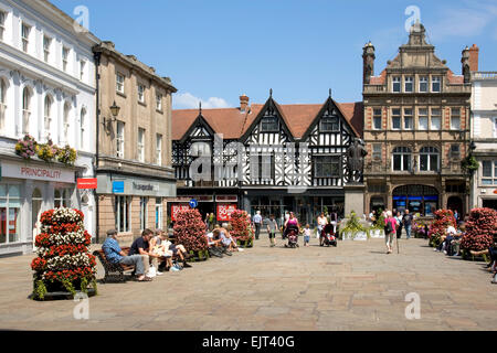 Einheimische und Touristen genießen das warme Wetter in The Square, Stadtzentrum Shrewsbury, Shropshire, UK. Sommer 2014. Stockfoto