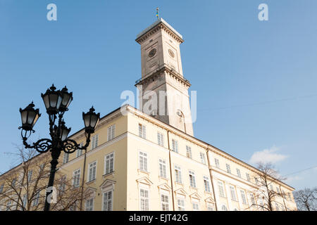 Rathaus und Laternenpfahl am zentralen Marktplatz im Frühjahr, Lemberg, Ukraine Stockfoto