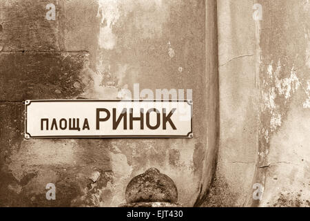 Marktplatz-Zeichen in ukrainischer Sprache auf alten Haus in Lemberg, Ukraine Stockfoto