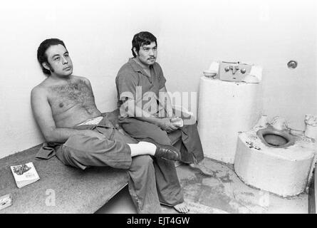 Insassen in überfüllten Zellen an der New Mexico State Prison in der Nähe von Santa Fe im Jahre 1979. Stockfoto