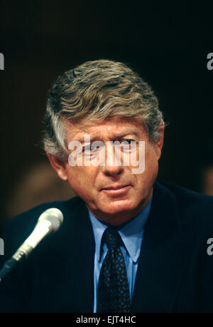 Fernseh-Journalisten Ted Koppel bezeugt im Senate Select Committee on Intelligence 17. Juli 1996 in Washington, DC.  Die Anhörungen untersucht die Central Intelligence Agency-Politik auf die Verwendung von Journalisten als Abdeckung für nachrichtendienstliche Operationen Stockfoto