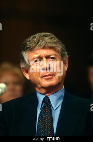 Fernseh-Journalisten Ted Koppel bezeugt im Senate Select Committee on Intelligence 17. Juli 1996 in Washington, DC.  Die Anhörungen untersucht die Central Intelligence Agency-Politik auf die Verwendung von Journalisten als Abdeckung für nachrichtendienstliche Operationen Stockfoto