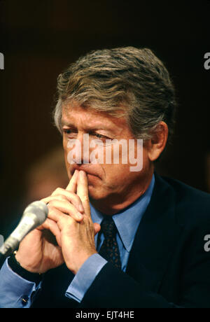 Fernseh-Journalisten Ted Koppel bezeugt im Senate Select Committee on Intelligence 17. Juli 1996 in Washington, DC.  Die Anhörungen untersucht die Central Intelligence Agency-Politik auf die Verwendung von Journalisten als Abdeckung für nachrichtendienstliche Operationen Stockfoto