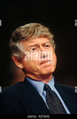 Fernseh-Journalisten Ted Koppel bezeugt im Senate Select Committee on Intelligence 17. Juli 1996 in Washington, DC.  Die Anhörungen untersucht die Central Intelligence Agency-Politik auf die Verwendung von Journalisten als Abdeckung für nachrichtendienstliche Operationen Stockfoto